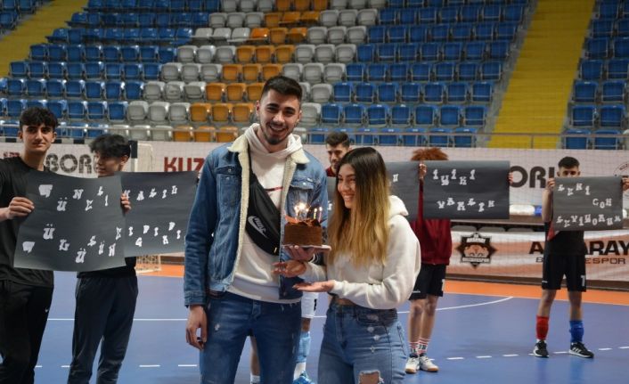 Salonda maç öncesi sevgililer günü kutlaması