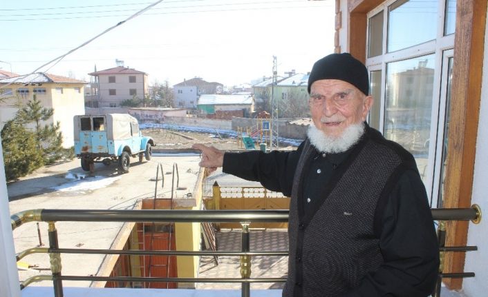 Sami Dede 50 yıllık aracını satmaya kıyamayınca, dama çıkardı