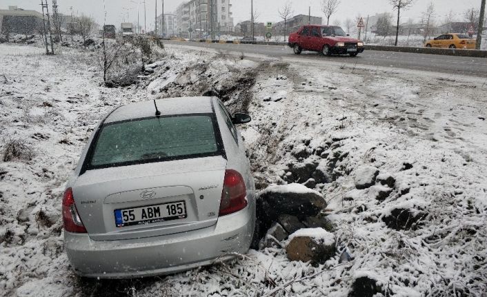 Samsun’da kardan kayan otomobil şarampole uçtu