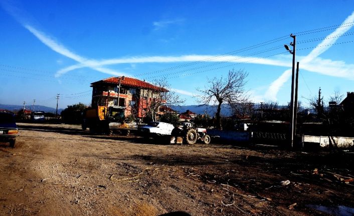 Sarıgöl semalarındaki uçak izleri ilgi odağı oldu