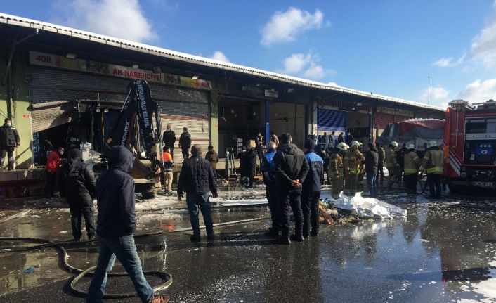 Sebze ve Meyve Hali’nde çıkan yangında mahsur kalan 2 işçi kurtarıldı