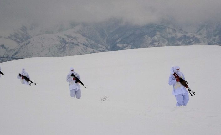 Şenyayla’yı teröristlere dar eden kahramanlar, dondurucu soğukta vatan nöbeti tutuyor