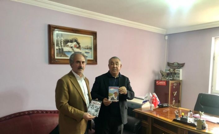 Serdar Ünsal, “Soykırım” ve “Yüreğim İrevan’da Kaldı” romanını iş insanı Tacettin Şimşek’e hediye etti
