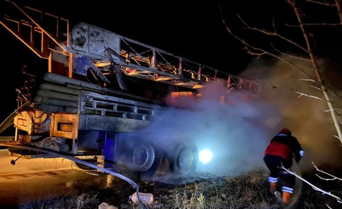 Seyir halindeki sondaj kamyonun lastikleri yandı