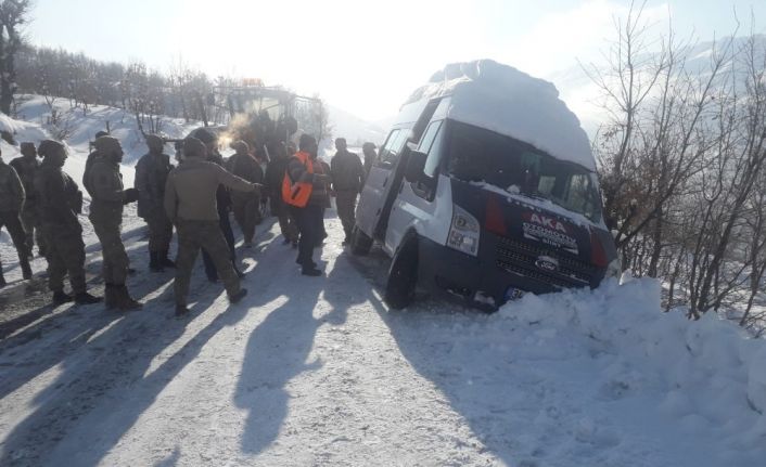 Siirt’te faciadan dönüldü: Güvenlik korucularını taşırken kayan araç, şarampol kenarında durdu