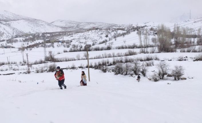 Siirt’te kar yolları kapattı, UMKE ekipler 1 yaşındaki bebek için seferber oldu