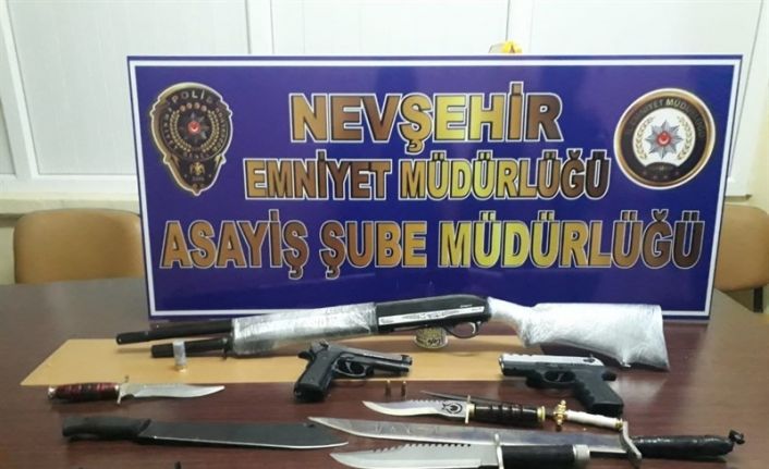 Silahla yaralama olayı şüphelisinin evinde aramada çok sayıda kesici alet ele geçirildi