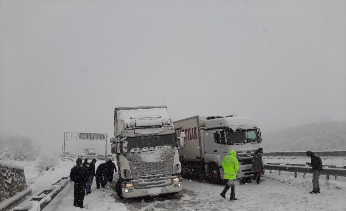 Sinop’ta kar esareti: 228 köy yolu kapandı, yollarda kilometrelerce kuyruk oluştu