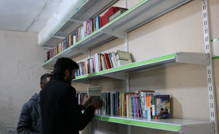 Şırnaklı 3 kardeş marketlerindeki üç rafı müşterilerin okuması için kitaplara ayırdı
