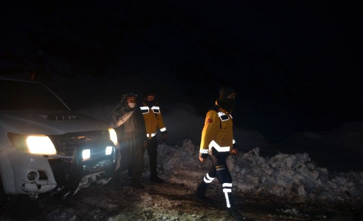 Şırnak’ta karla mücadele ekipleri bir yandan yolları açıyor bir yandan da hastaları taşıyor