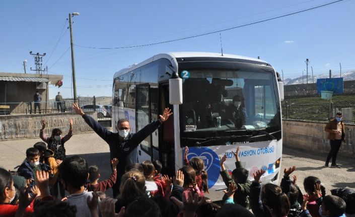 Şırnak’ta köy çocukları ’motivasyon otobüsü’ ile stres attı