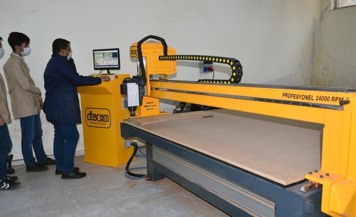 Siverek’te öğrenciler 10 ton dezenfektan üretti