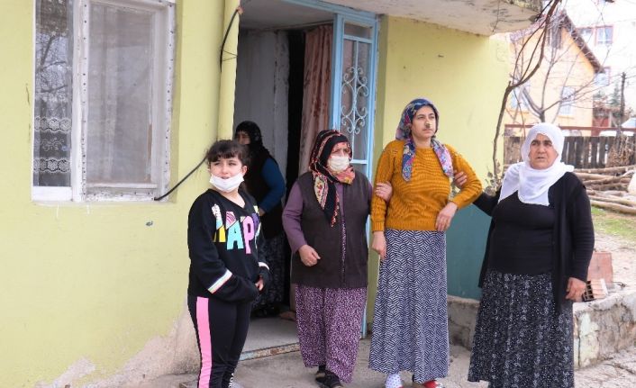 Sokak köpeklerinin saldırdığı kadın yaralandı