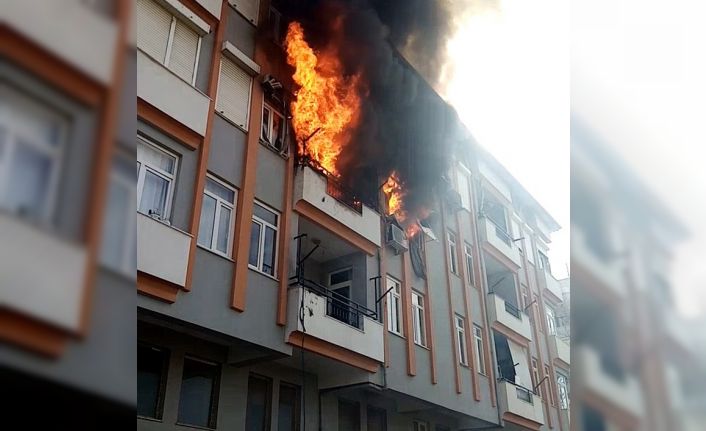 Son katta başlayıp 2 daireyi kül etti, vatandaşlar canlı yayın yarışına girdi