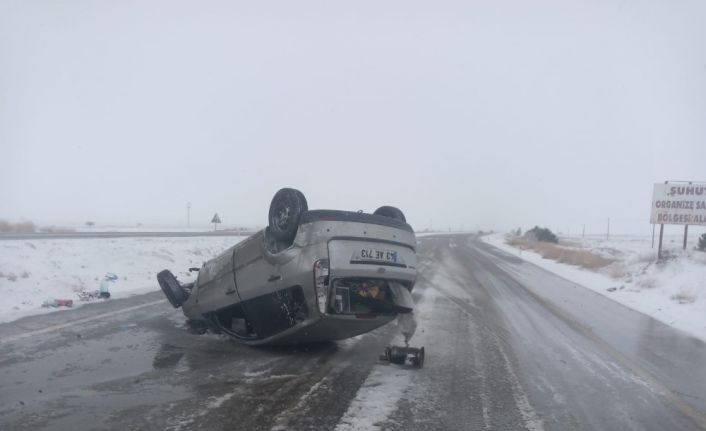 Şuhut’ta direksiyon hakimiyetini kaybeden otomobil devrildi: 2 yaralı