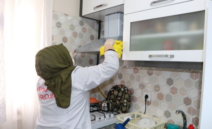 Sultanbeyli’de Şefkat Eli projesi kapsamında 641 bin TL bütçeyle 2 bin hane temizliği ve yüzlerce tadilat gerçekleştirildi
