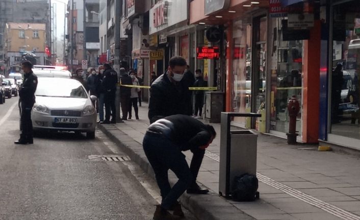 Şüpheli paket ekipleri harekete geçirdi, cadde yaya ve araç trafiğine kapatıldı