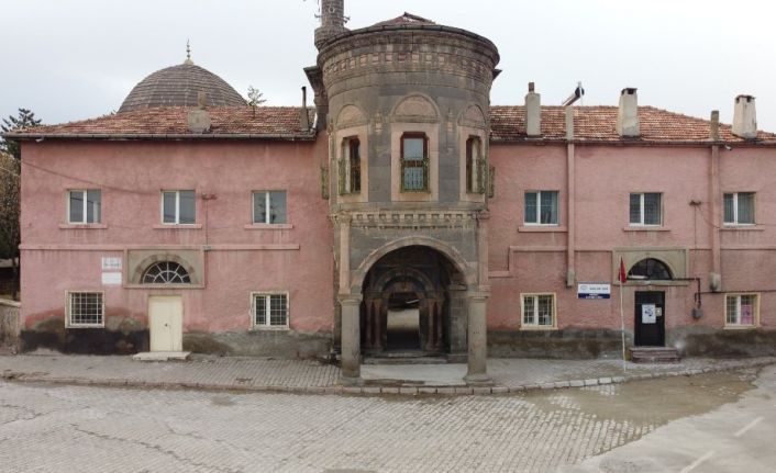 Tarihi eski Tomarza Müftülük Binası’nın restorasyonu için ilk adım atıldı
