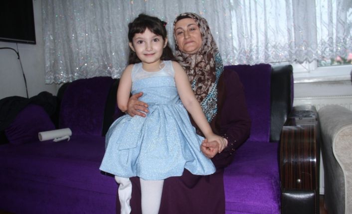 Tek kolu ve tek bacağı ile hayata tutunan Elif Su protez bekliyor