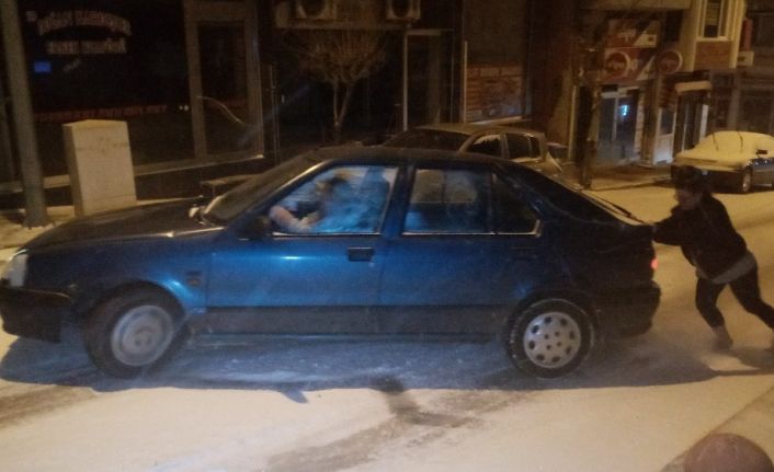Tekirdağ’da karla kaplı yollar buz tuttu: Araçlar yokuşu çıkamayınca mahsur kalanlar evine yaya gitti