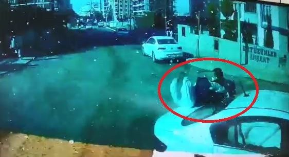 Tekirdağ’da korku dolu kaza kamerada: Yoldan geçen 2 kişiyi metrelerce savurdu