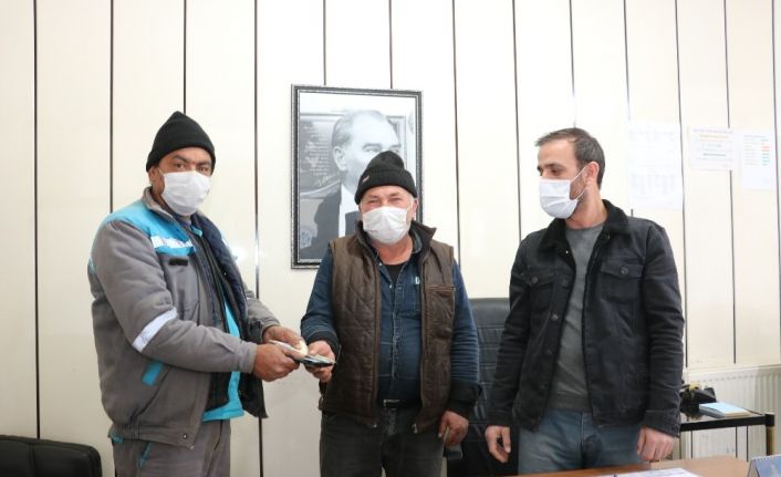 Temizlik görevlisi bank altında bulduğu para dolu cüzdanı sahibine teslim etti