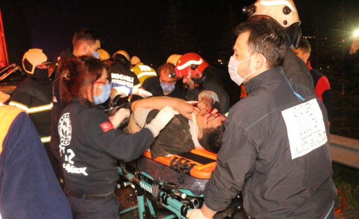 Tırın arkasına saplanan otomobil kağıt gibi yırtıldı: 1 ölü, 1 yaralı