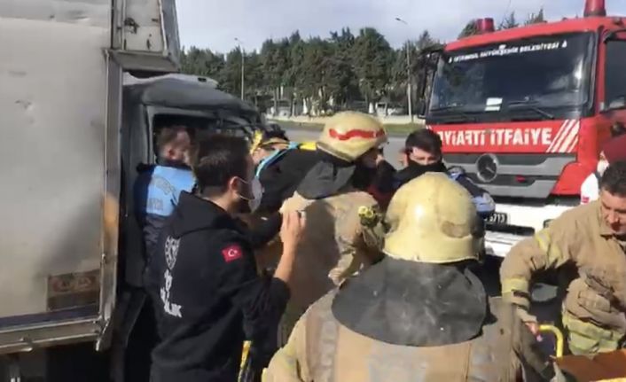 Tırla kamyonetin kafa kafaya çarpışması kamerada