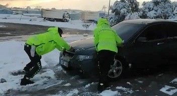 Trafik polisleri elleriyle kar küreyerek yolda kalan sürücülere böyle yardım etti