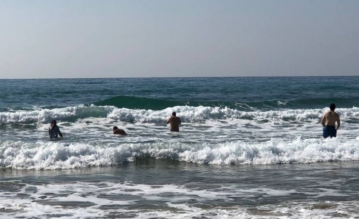 Turistlerin dalgaya rağmen deniz keyfi
