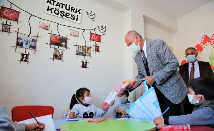 Tuşba Belediyesinden öğrencilere destek