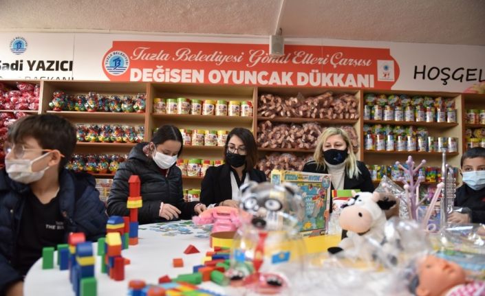 Tuzla’da ihtiyaç sahibi çocuklar hem oyun oynuyor hem de oyuncak sahibi oluyor