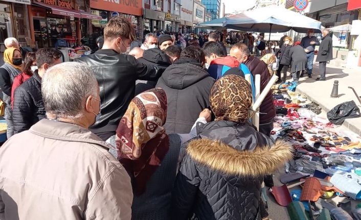 Ücretsiz maskeyi duyan koştu: İzdiham yaşandı