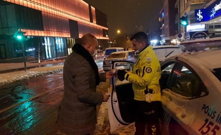 Ülkü Ocakları soğuk Ankara gecelerinde sokaklarda sıcak çorba ikram etti