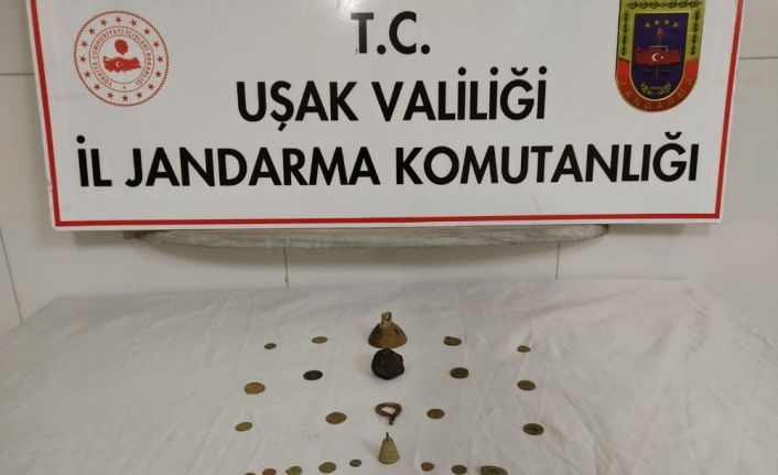 Uşak’ta Roma dönemine ait 22 adet sikke ve 9 adet obje ele geçirildi.