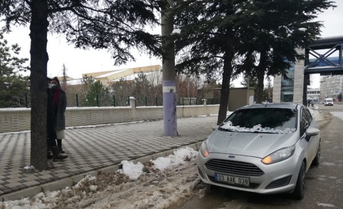 Üst geçitten otomobilin üzerine buz kütlesi düştü, 2 kişi ölümden döndü