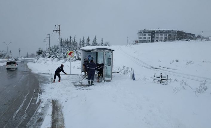 Üstgeçit ve duraklarda buzlanmaya karşı çalışma
