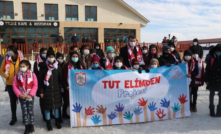 Vali 33 çocuğun velisi oldu, her biri ile yakından ilgileniyor