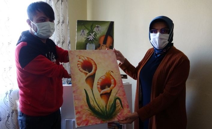 Vali eşinden elleri olmayan ve resim çizen şehit çocuğuna anlamlı ziyaret