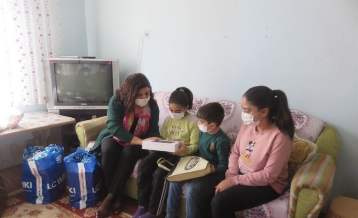 Vali Gürel’in eşi derslerinde başarılı olan 4 kardeşe tablet hediye etti