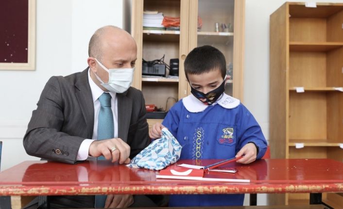 Vali Varol yüz yüze eğitimin ilk gününde öğrencilerle bir araya geldi