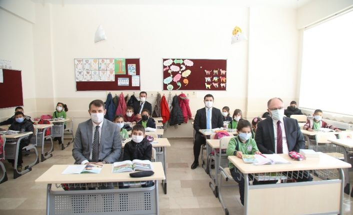 Vali ve Belediye Başkanı çocukların sevincine ortak oldu