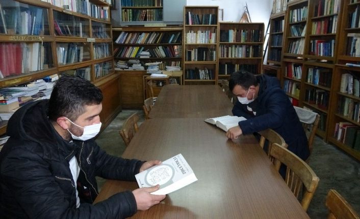 Yarım asırlık köy kütüphanesi, 10 binin üzerinde kitapla hizmet veriyor