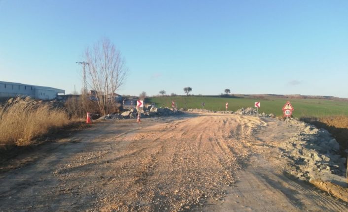 Yıkılan 40 senelik köprü iki ilçeyi birbirinden ayırmıştı, yol yeniden trafiğe açıldı