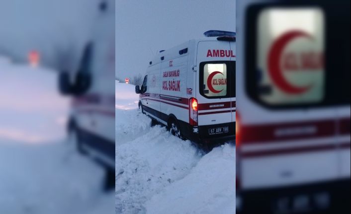 Yoğun kar yağışı yüzünden hamile kadın köyünde mahsur kaldı