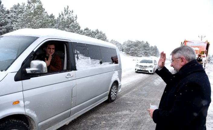 Yolda mahsur kalan sürücüler ve vatandaşlara Aşgın’dan çay ve simit ikramı
