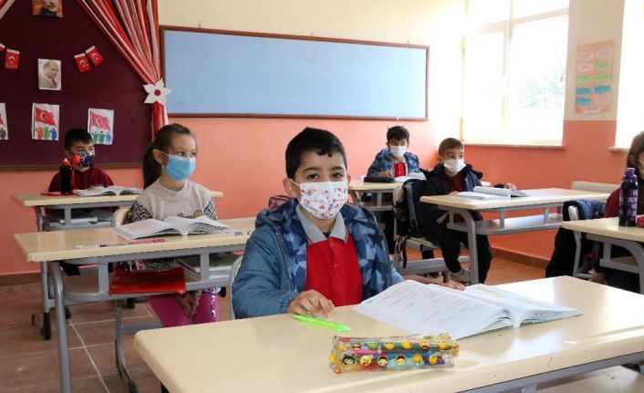 Yozgat’ta öğrenciler uzun bir aradan sonra yüz yüze eğitim heyecanı yaşadı