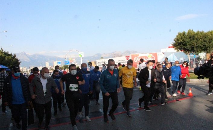 16. Runatolia maratonu, 39 ülkeden 3 bin 500 sporcunun katılımı ile koşuldu