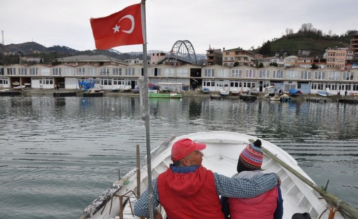 22 yıldır gece gündüz demeden eşiyle birlikte denizde "Vira Bismillah" diyor