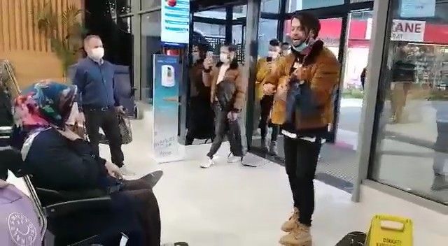 2 ay sonra korona virüsü yenen halasını, hastane önünde sevdiği türkü ile karşıladı